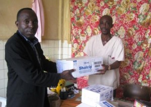1_Thierry delivering box of medical supplies for poor patients at General Hospital