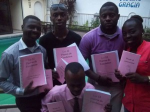 1_Graduates with teachers manuals and memo book