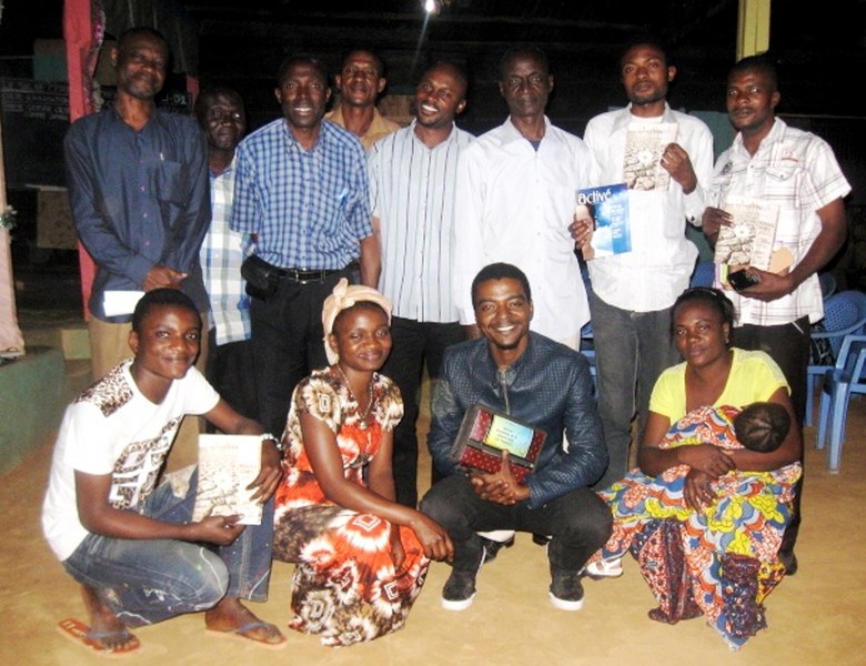 Thierry with new group of Bible students in Matadi