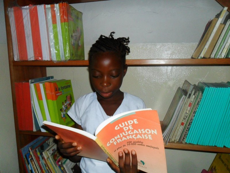 Kikimi student in library