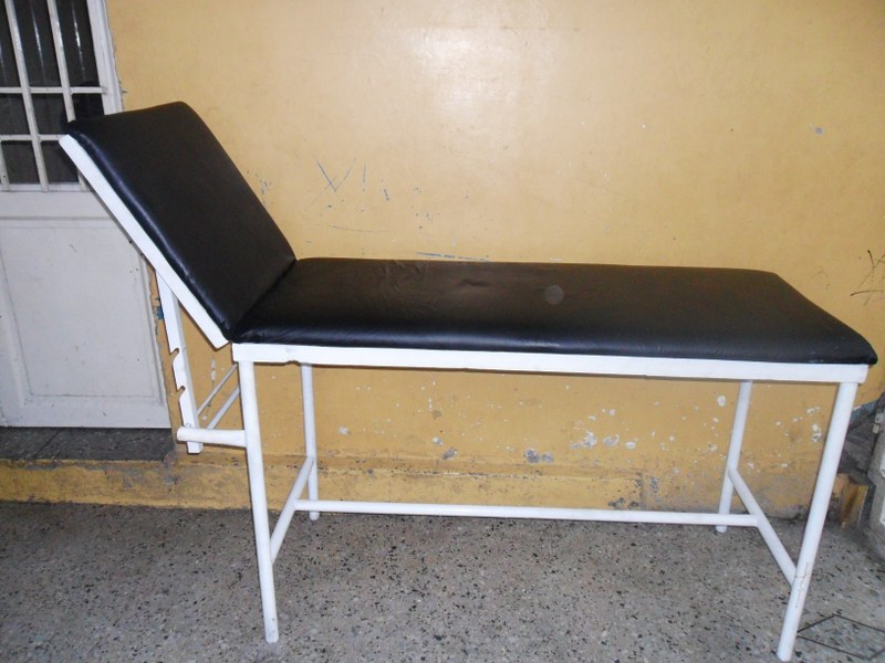 Consultation bed for adults