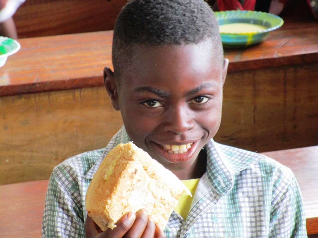 Jeune orphelin, reconnaissant pour le bon pain frais