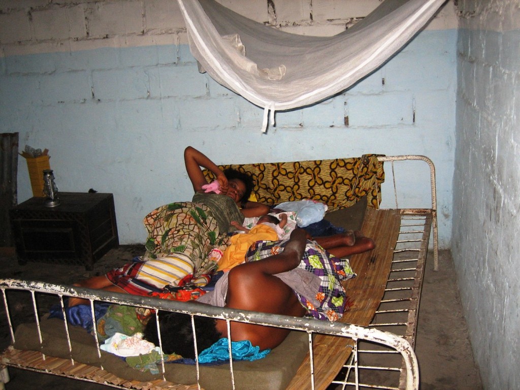 Tristes conditions dans une maternité typique proche de Kikimi