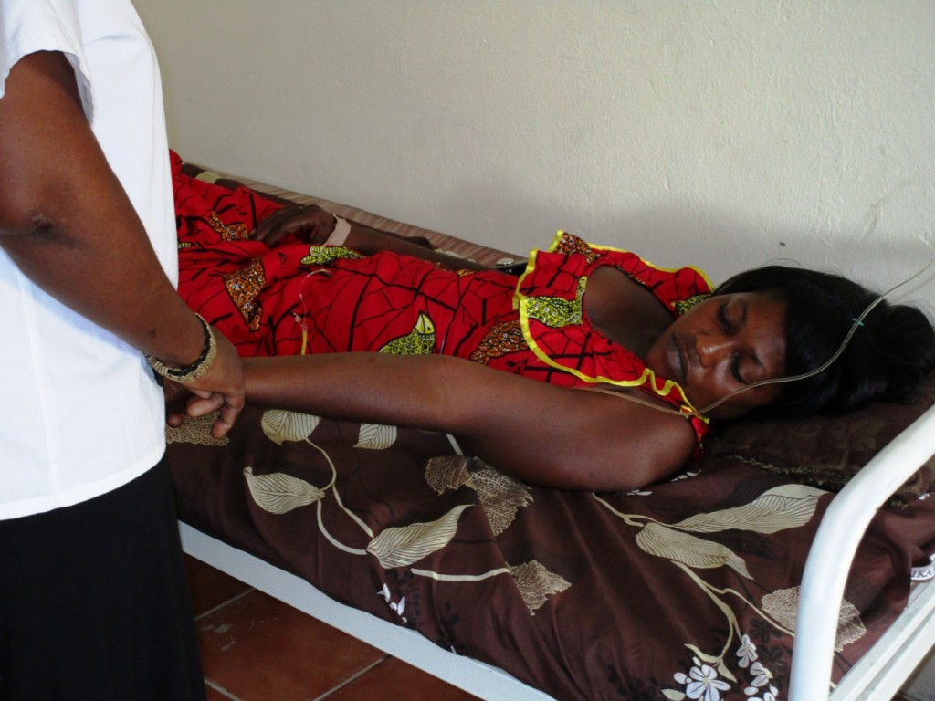 Florence donne une perfusion à cette femme souffrant de la malaria