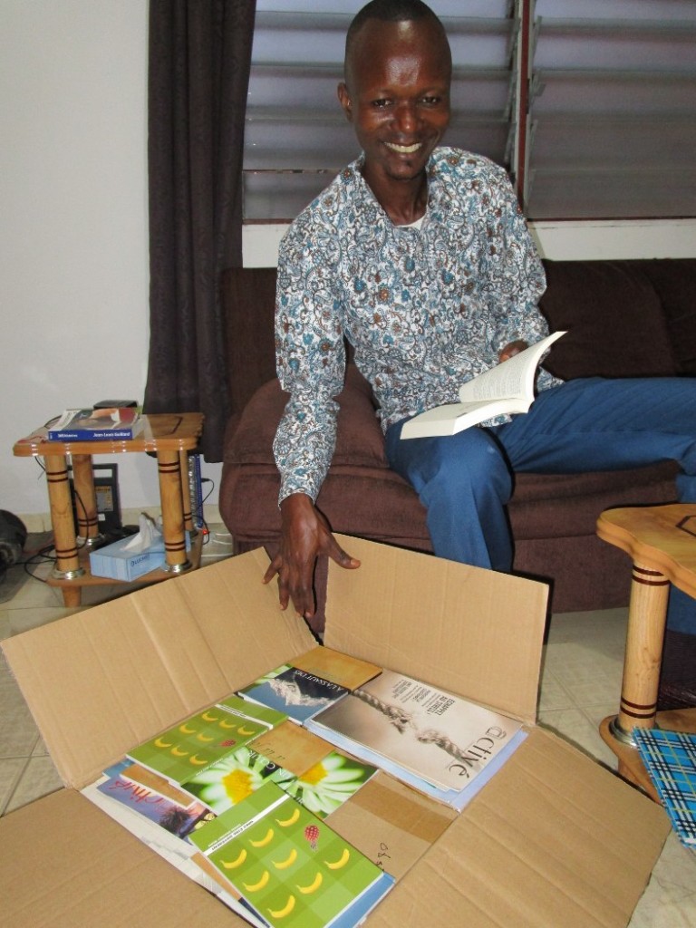 Patrick se prépare à emmener un stock de petits livres dans le Bas Congo