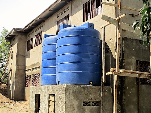 Les deux grandes citernes attendent de se faire connecter pour recueillir l'eau de pluie qui alimentera le centre médical.
