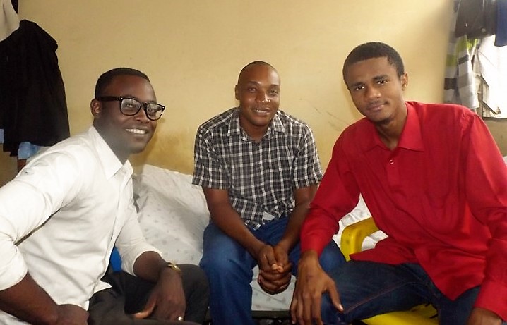 Olivier (au milieu) avec deux de ses étudiants qui suivent les cours bibliques à l'UNIKIN.
