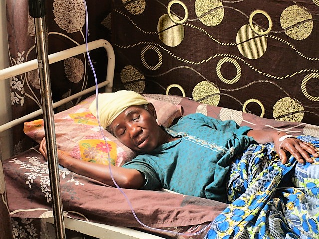 Une des femmes du village se fait soigner pour la malaria