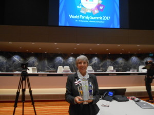 Clotilde reçoit un magnifique trophée de l'OMF aux Nations Unies