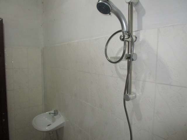 Toilettes et douches du centre médical