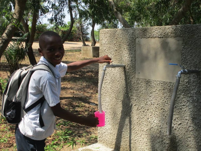 Thanks to the well, the children can now get drinking water directly from the fountain.