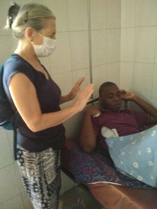 Clotilde priant pour Josué souffrant de la malaria à l'hôpital