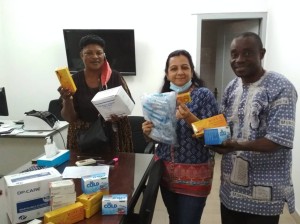 Théo et Florence avec Neema qui a fait don d'une large quantité de fournitures pour le centre médical